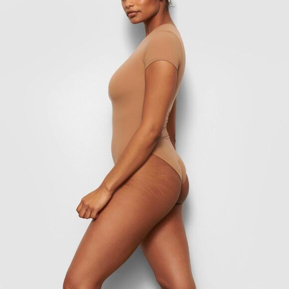 NWT Skims Fits Everybody Short Sleeve Crew Neck T-Shirt Thong Bodysuit Sienna L - Picture 3 of 10